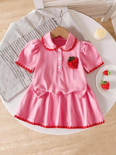 SHEIN 2 件套女婴荷叶边领水果和草莓刺绣短袖上衣和松紧腰裙套装，舒适可爱，适合春、夏、秋季