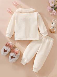 SHEIN Playful Pals 女婴秋冬米色毛绒面料夹克套装，可爱兔子刺绣，立领口袋，日常必备外套 - 米色 - 查看 2