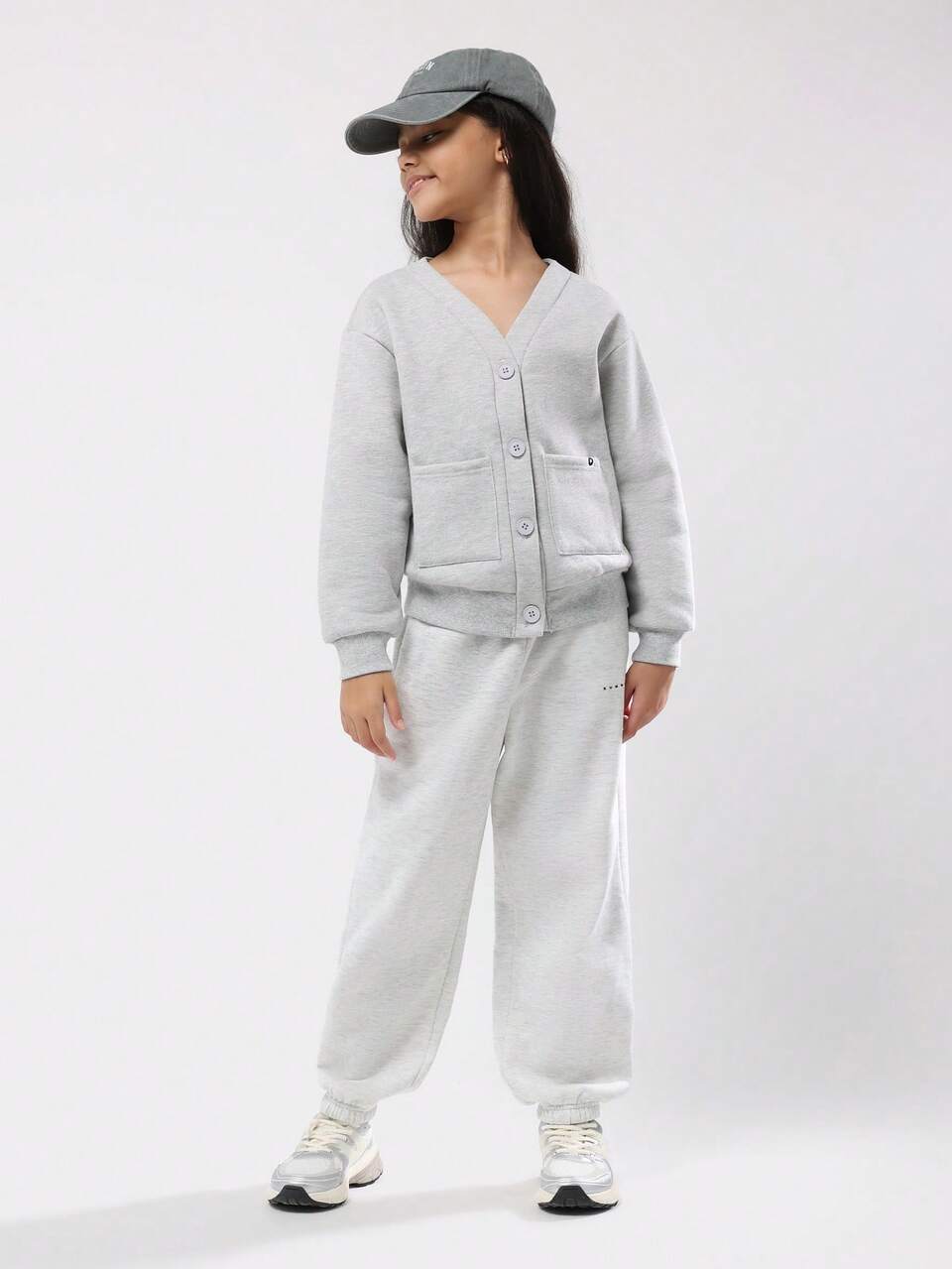 Strickjacke mit V-Ausschnitt, Knopfleiste vorne und Vordertaschen