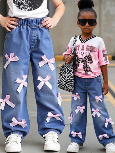Calça jeans feminina larga com cintura elástica e laço de cetim rosa, ideal para uso diário, passeios, férias e festas na primavera, verão, outono e inverno