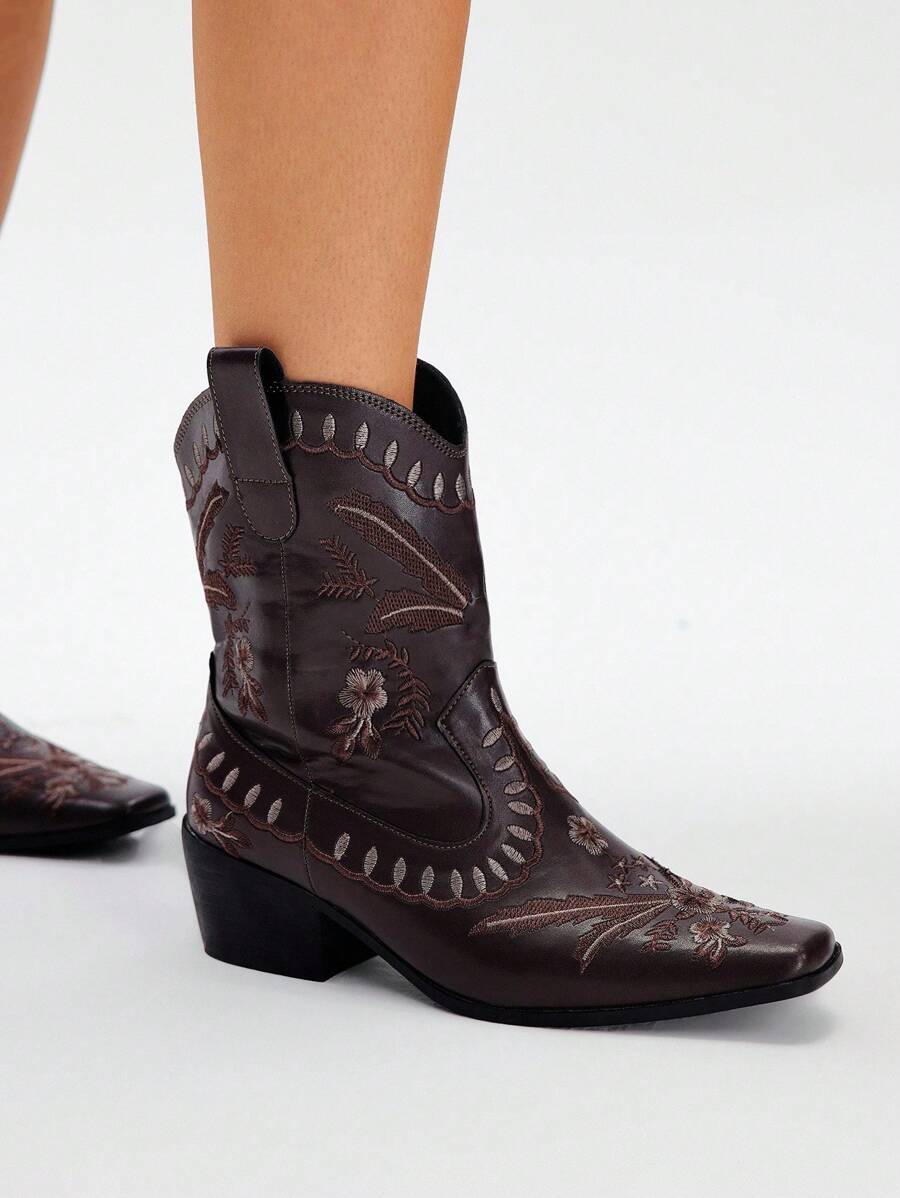 Styleloop 女式方头粗跟白色刺绣图案时尚一脚蹬踝靴，适合万圣节、圣诞节、派对 - 巧克力棕 - 查看 1