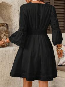 SHEIN LUNE Váy ngắn đi nghỉ màu đen tay loe phối ren thường ngày dành cho nữ - màu đen - Xem 2