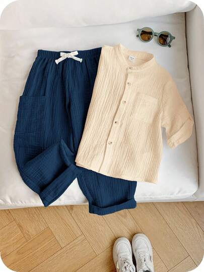 SHEIN 2 件装年轻男童休闲运动度假纯白色翻领短袖衬衫和松紧腰口袋纯色裤子套装，适合儿童服装、年轻男童服装、返校、生日派对、晚会、表演、婚礼、情人节男孩套装，适合日常使用、上学、旅行、运动、春夏季节