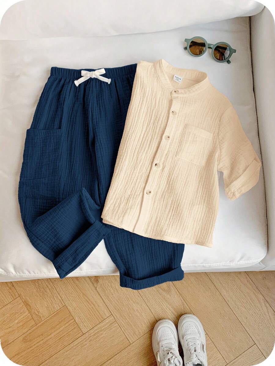 SHEIN 2 件装年轻男童休闲运动度假纯白色翻领短袖衬衫和松紧腰口袋纯色裤子套装，适合儿童服装、年轻男童服装、返校、生日派对、晚会、表演、婚礼、情人节男孩套装，适合日常使用、上学、旅行、运动、春夏季节