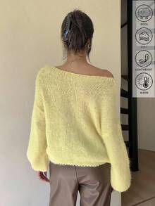 Serisse Suéter feminino casual de outono, cor creme e amarelo, em tricô felpudo com mistura de lã, ombros caídos, malha canelada, ideal para ocasiões casuais de negócios, professoras, dia a dia, deslocamentos, passeios. Nova peça essencial da moda outono 2025. Suéter feminino de inverno, suéter felpudo de inverno, suéter de inverno, suéter amarelo casual. - Amarelo - Ver 8