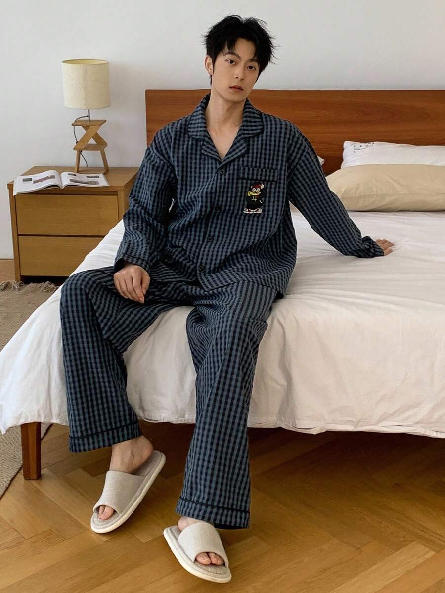 DAZY Bộ đồ ngủ nam gồm áo sơ mi kẻ caro thêu hình gấu và quần dài, mùa thu - Màu xanh hải quân - Xem 1