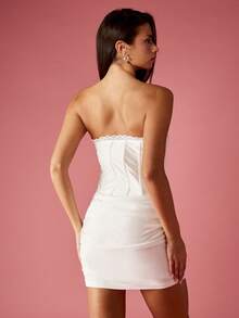 MISSGUIDED Vestido Curto Tomara que Caia com Detalhe em Renda e Saia Franzida, Casamento, Noivado, Festa, Ocasião Especial, Férias, Moda de Inverno e Primavera - Branco - Visão 2
