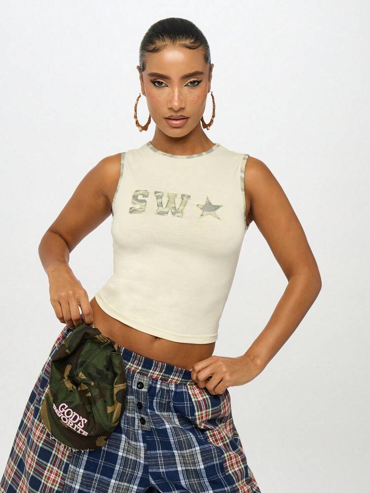 SUMWON WOMEN Camiseta de tirantes acanalada con logotipo de camuflaje y diseño de estrellas