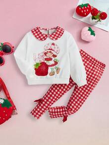 Strawberry Shortcake X SHEIN Ensemble décontracté et confortable composé d'un Sweat-shirt-shirt blanc à col rond à manches longues avec une figure de dessin animé mignonne pour jeune fille et d'un pantalon à carreaux rouges et blancs avec un nœud décoratif