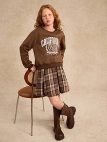 青少年女孩罗纹领、袖口和下摆圆领印花运动衫和格子百褶裙套装