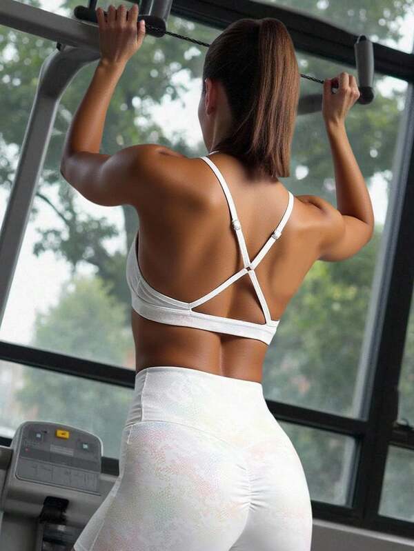 Innovista Conjunto deportivo de mujer de estilo salvaje con estampado de animal, diseño sofisticado y elegante. Ropa de entrenamiento transpirable con top corto tipo sujetador y shorts con bolsillo para teléfono. Conjunto de dos piezas de tela elástica y brillante de piel de serpiente para yoga, ciclismo, HIIT, de oficina a la cancha, de brunch al gimnasio, fiestas y clubes. Ropa deportiva multifuncional y elástica para otoño y gala nocturna.