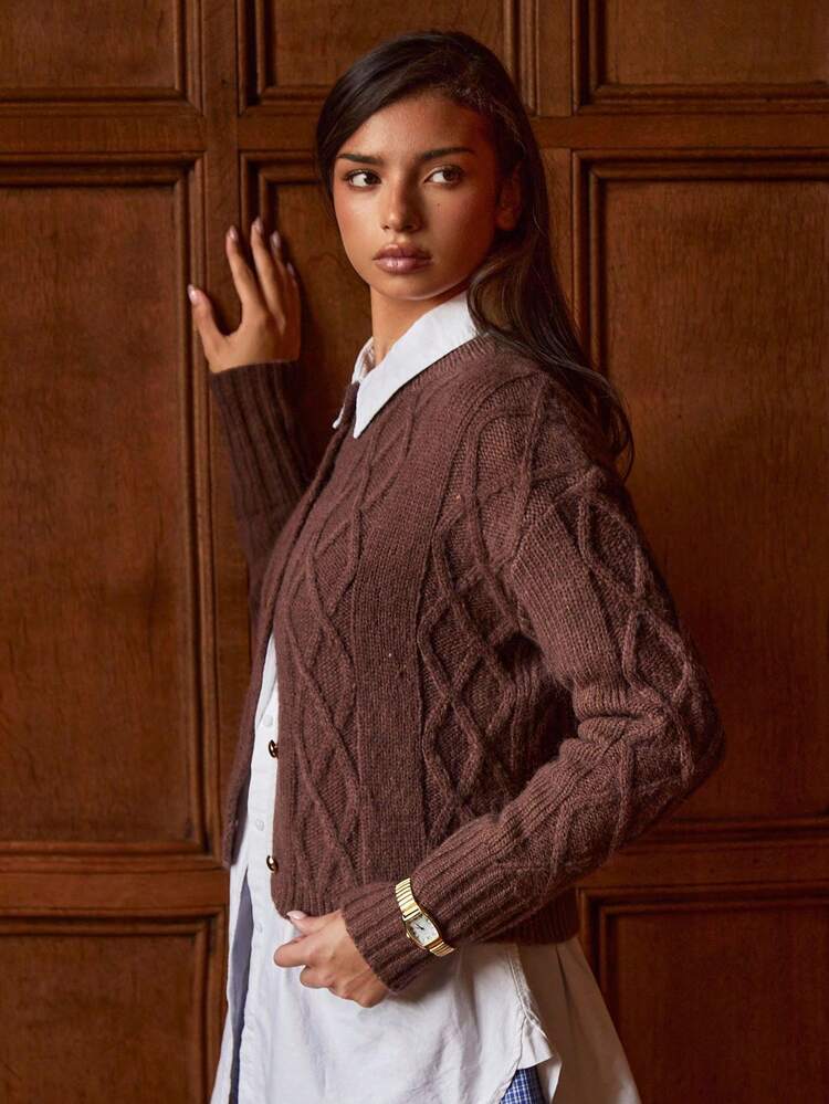 Athîral 女性用チョコレートブラウンのケーブルニットカーディガン | クロップド丈のラウンドネック、ゴールドのボタン、クラシックな編み目のテクスチャーでフレンチエレガンス (防風&暖かい) 定番アイテム、ソフトなテーリング、パリスタイル、秋のレディースコーデ - コーヒーブラウン - 見る 5