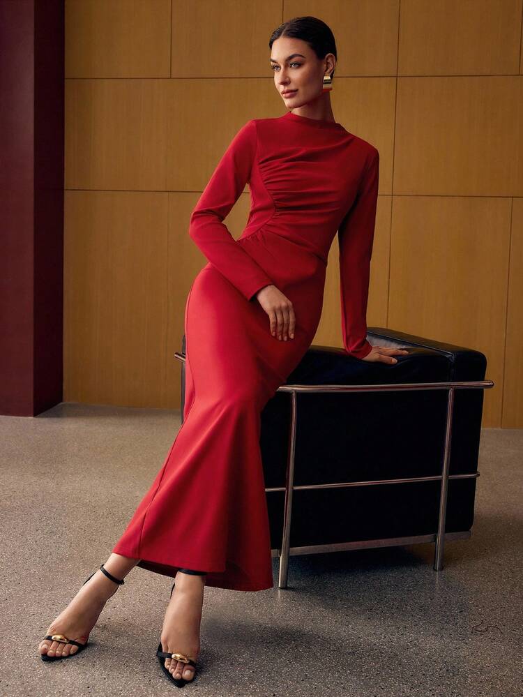 VESTIDO LARGO CON CUELLO DE EMBUDO Y FRUNCIDO EN LOS LADOS, ESTILO VINTAGE