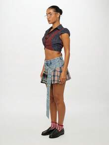 SUMWON WOMEN Y2K 时尚牛仔迷你裙褶皱格子拼布索环腰带破旧节日朋克另类美学学院风学生女孩秋冬 - 彩色 - 查看 4