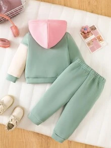 SHEIN Playful Pals 3 件套休闲运动风格女婴服装：拼色连帽夹克 + 白色 T 恤 + 运动裤，秋冬 - 綠色 - 查看 2