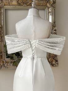 Lovelzi 优雅的白色光泽缎面露肩奢华 3D 水钻装饰紧身荷叶边下摆连衣裙，配有可调节后系带，适合约会、度假、生日、毕业典礼、婚礼、派对和其他正式活动 - 白色 - 查看 5