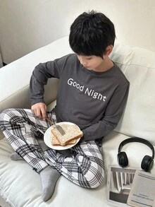 SHEIN 2pcs Tween Boy Casual Letter Vietnamese Text Print Sweatshirt & Plaid Pants Homewear Set, Matching Family/Sibling Outfits Fall Winter