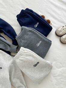 Genkimix Kids 3件套 小男孩新款秋冬活力字母刺绣圆领长袖上衣和裤子套装，有意义的字母刺绣设计，柔软的面料，宽松版型，适合日常穿着、上学、郊游、旅行 - 彩色 - 查看 3