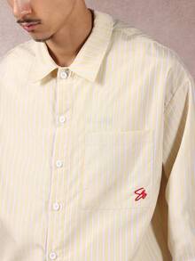 SUMWON Lässiges langärmliges Knopfhemd mit Streifenmuster, figurbetonter Passform, rotes gesticktes Logo-Detail, Brusttasche, leicht für Frühling und Herbst - Gelb - Übersicht 3