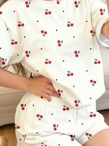 SHEIN Leap Crew 2 件套少女可爱迷你心形和樱桃印花休闲宽松圆领短袖 T 恤和短裤套装，适合春夏季 - 彩色 - 查看 4