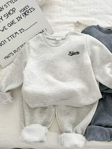 Genkimix Kids 3件套 小男孩新款秋冬活力字母刺绣圆领长袖上衣和裤子套装，有意义的字母刺绣设计，柔软的面料，宽松版型，适合日常穿着、上学、郊游、旅行 - 彩色 - 查看 4