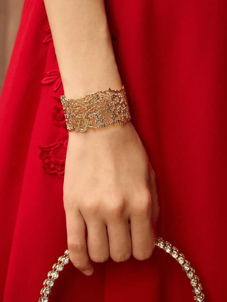 18K GOLD PLATED HOLLOW FLOWER PATTERN BANGLE