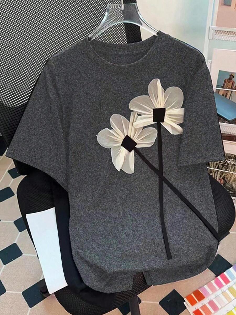 SHEIN Camiseta gráfica casual de manga corta con cuello redondo y estampado floral para mujer de talla grande - Gris - Ver 1