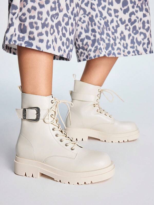 Sugerpunk 고딕 스타일 라운드 토 버클 장식 청키 힐 PU 가죽 화이트 펑크 부츠, 파티, 데일리 웨어 및 캐주얼 스타일에 적합