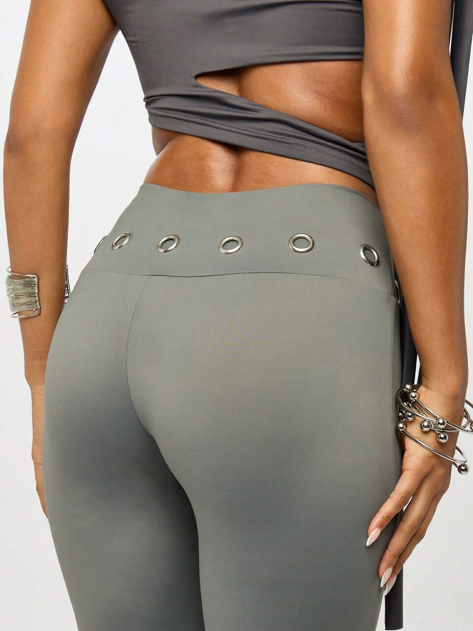 SUMWON WOMEN Leggings capri grises con cinturilla con tachuelas y estampado de números