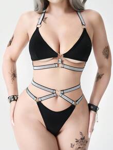 ROMWE Grunge Punk Conjunto de lencería de sujetador y tanga con hebilla de corazón de cinta de hilo plateado de estilo punk oscuro, ropa interior sexy - Negro - Ver 1