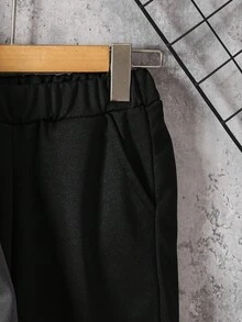 2 件男童户外休闲连帽夹克，黑白灰拼色，搭配松紧袖口裤，适合秋冬外出