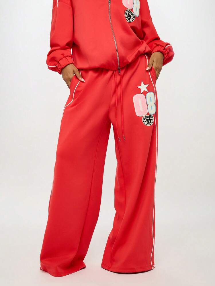 SUMWON WOMEN Pantalones deportivos de pierna ancha con insignias universitarias y ribetes