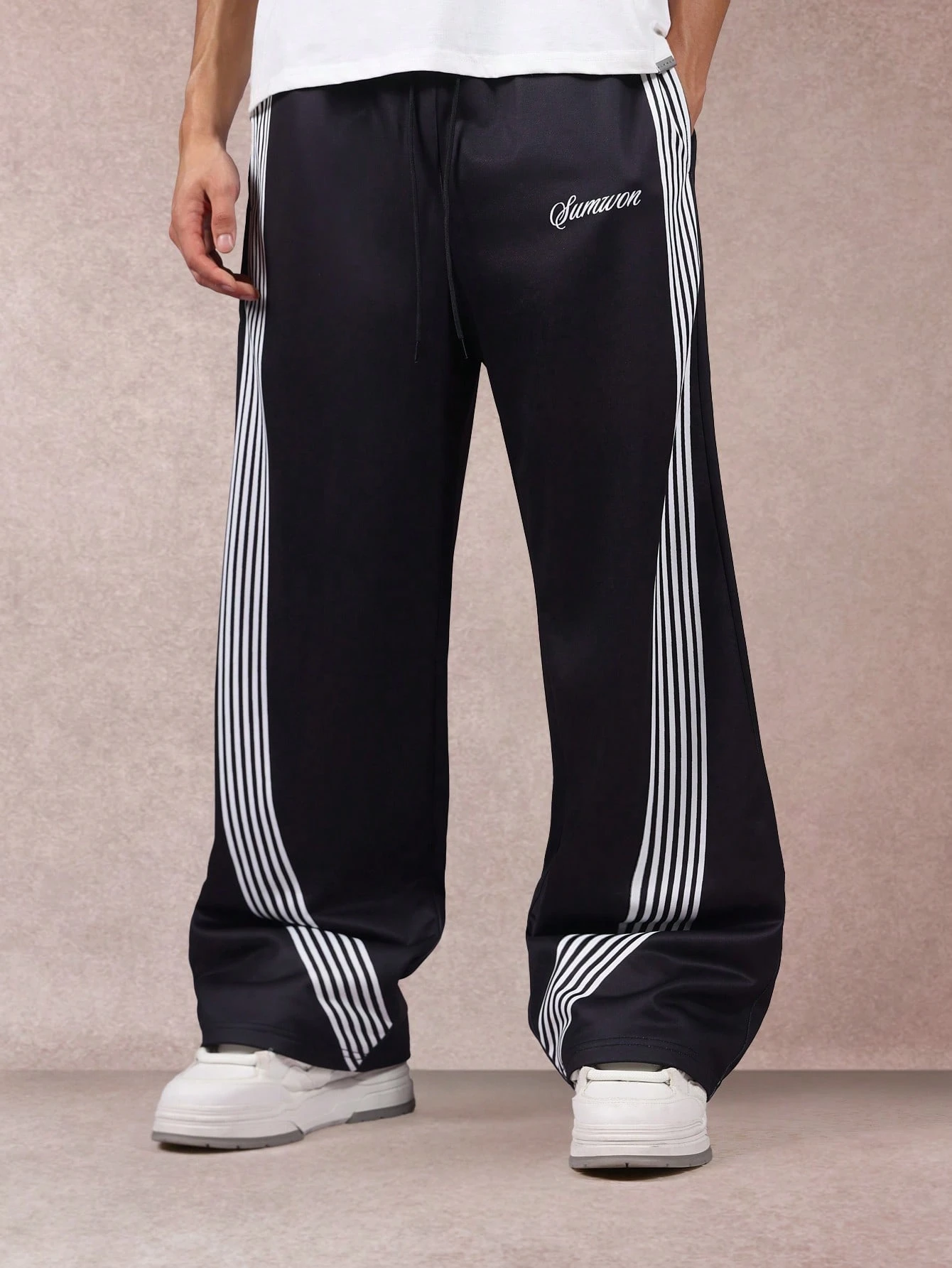 Pantalon de survêtement à jambes larges avec imprimé à rayures latérales
