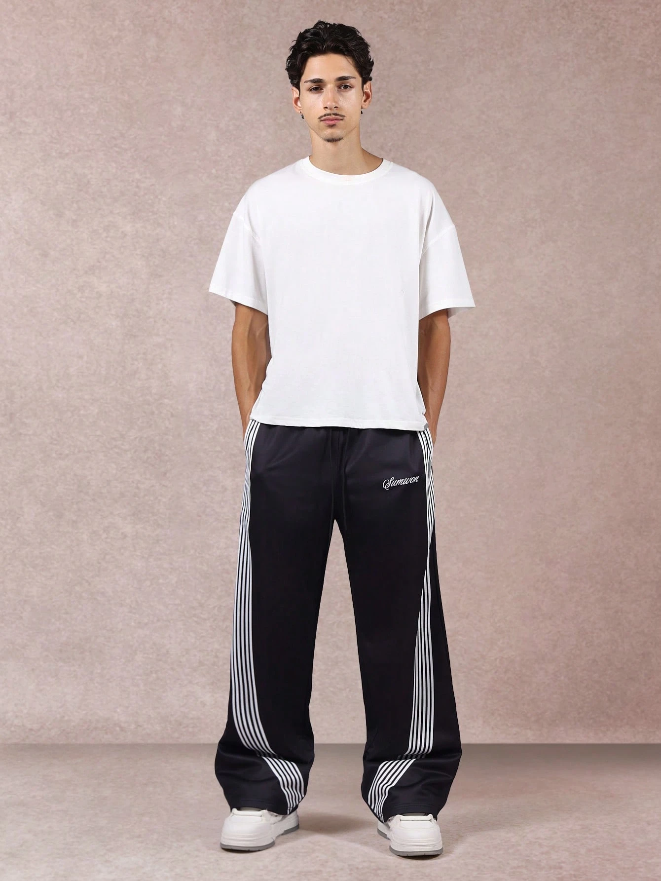 Pantalon de survêtement à jambes larges avec imprimé à rayures latérales