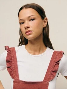 Nöista 牛仔背带裤，荷叶边肩带和方形背带，尽显女性柔美，是万圣节造型和秋季舒适叠穿的理想之选。高腰设计，配有腰带环和大号前贴袋，为秋日打造实用休闲的造型。宽松直筒裤腿，采用柔软水洗棉混纺面料，确保冬季穿着舒适，轻松换季。 - 紅色 - 查看 5