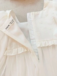 SHEIN 女婴法式优雅刺绣棉质网眼拼布方领连衣裙 - 白色 - 查看 4