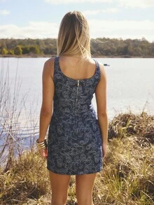 Aralina 女式休闲无袖腰果图案牛仔连衣裙，夏季 - 深色水洗藍 - 查看 4