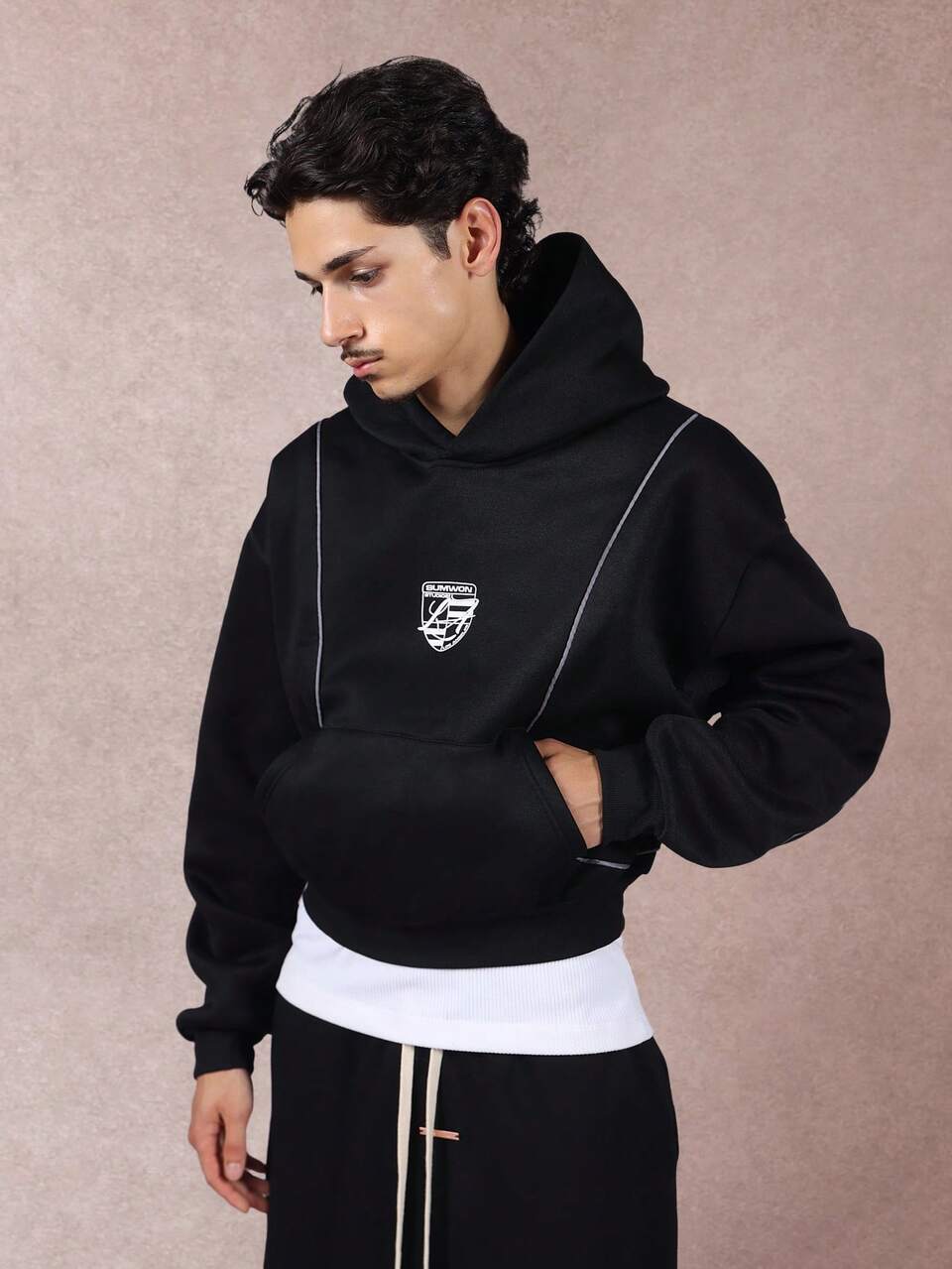 Moletom com capuz e logotipo do escudo curto com detalhes de debrum contrastante