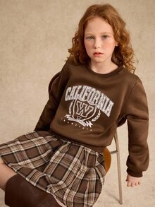 青少年女孩罗纹领、袖口和下摆圆领印花运动衫和格子百褶裙套装