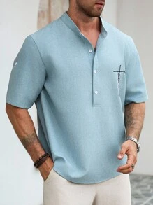 Manfinity Homme 大码男士夏季字母刺绣单排扣短袖衬衫 - 藍色 - 查看 3