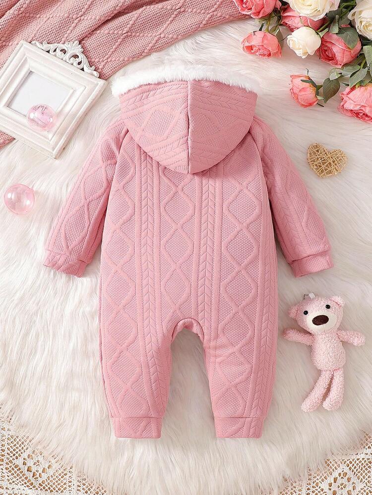 女宝宝纯色毛绒连帽连体衣，3D蝴蝶结设计。3D蝴蝶结和毛绒连帽设计时尚可爱。修身版型适合各种体型的宝宝。无论是日常外出、公园玩耍，还是居家休闲，它都能让您的宝宝成为最吸睛的小公主。 - 粉色 - 查看 7