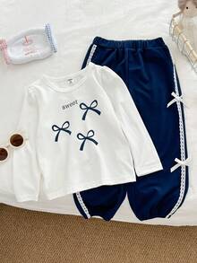Genkimix Kids Set de 2 piezas para niñas (niños pequeños): Camiseta de manga larga con cuello redondo y estampado de lazo, y pantalones deportivos con volantes y lazo en azul marino, conjunto de otoño adecuado para salidas, escuela y uso diario - Multicolor - Ver 1