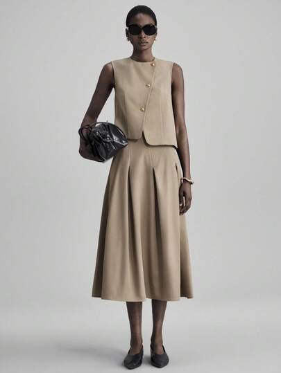 Ontre 2026春夏女装卡其色不对称斜襟金属纽扣设计背心半身套装，优雅适合派对和都市通勤