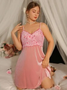 DelicateAllure Zweifarbiges Spitzen-Patchwork-Samt-Nachthemd mit Rückenausschnitt - Pink - Übersicht 1