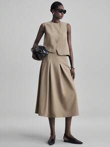 Ontre 2026春夏女装卡其色不对称斜襟金属纽扣设计背心半身套装，优雅适合派对和都市通勤 - 卡其色 - 查看 3