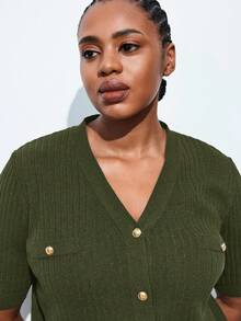 Maija 大码女式短袖针织上衣，饰有金属纽扣，适合商务休闲或秋季工作场合 - 軍綠色 - 查看 5