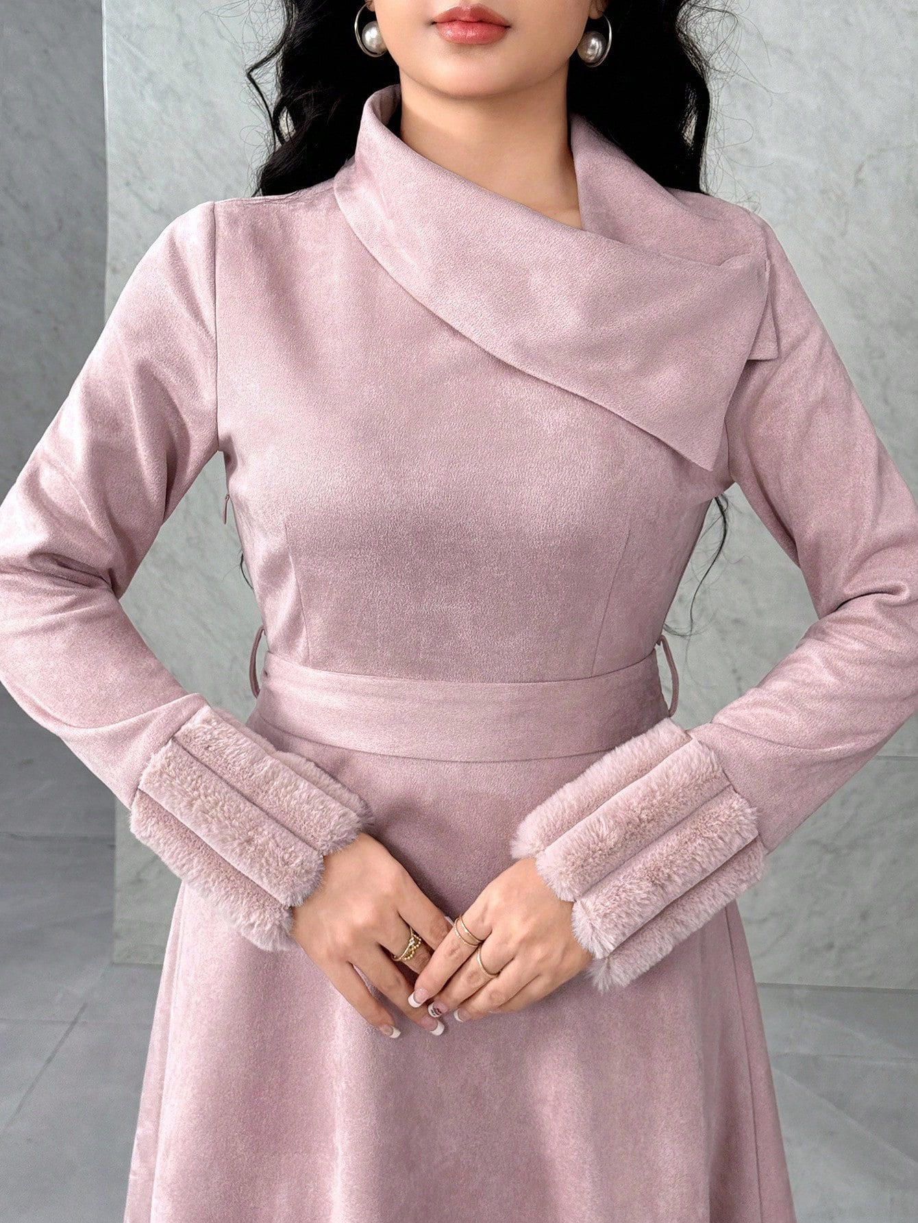 Modelyn فستان متوسط الطول مزين بالجلد المدبوغ والي...