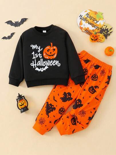 Bộ quần dài màu cam đỏ chủ đề Halloween thu/đông cho bé trai, áo nỉ cổ tròn tay dài màu đen in chữ tiếng Anh "My 1st Halloween" và hình quả bí ngô, họa tiết con dơi, kèm quần dài màu cam đỏ, dùng cho tiệc Halloween