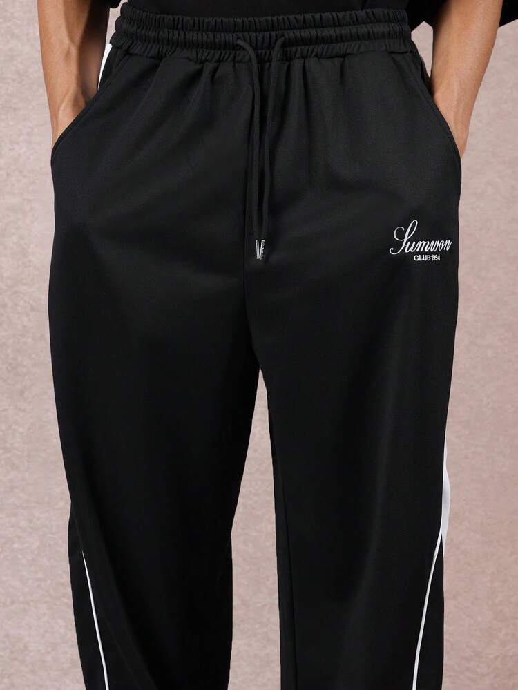 Pantalones deportivos con detalle de rayas laterales