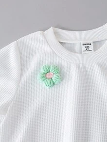 SHEIN Set de 2 piezas: Sudadera de cuello redondo de manga larga con textura floral blanca y pantalones acampanados rosas para niñas, un conjunto lindo y elegante, cómodo para primavera y verano